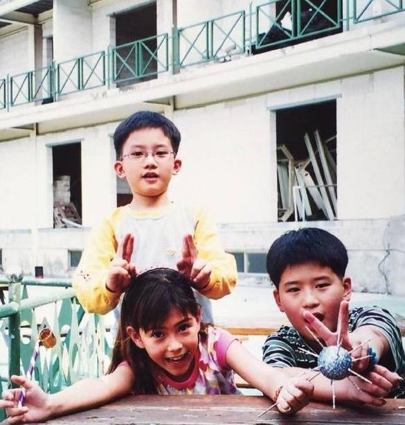 昆凌14歲青澀照曝光!非主流髮型氣質甜美「混血電眼迷人勾魂」,網友:五官深邃似泰國人