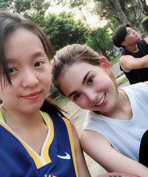 昆凌14歲青澀照曝光!非主流髮型氣質甜美「混血電眼迷人勾魂」,網友:五官深邃似泰國人