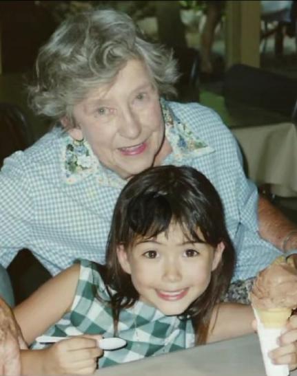 昆凌14歲青澀照曝光!非主流髮型氣質甜美「混血電眼迷人勾魂」,網友:五官深邃似泰國人