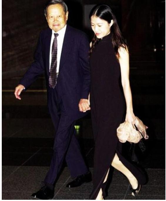 相隔54歲無代溝！28歲女孩「嫁82歲科學泰斗」飽受惡評　婚後15年恩愛如昔「靠行動證明」：只是選了人少的路