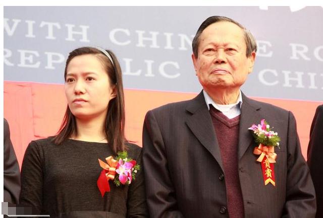 相隔54歲無代溝！28歲女孩「嫁82歲科學泰斗」飽受惡評　婚後15年恩愛如昔「靠行動證明」：只是選了人少的路