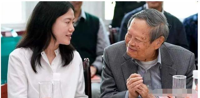 相隔54歲無代溝！28歲女孩「嫁82歲科學泰斗」飽受惡評　婚後15年恩愛如昔「靠行動證明」：只是選了人少的路