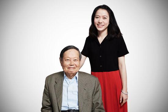 相隔54歲無代溝！28歲女孩「嫁82歲科學泰斗」飽受惡評　婚後15年恩愛如昔「靠行動證明」：只是選了人少的路