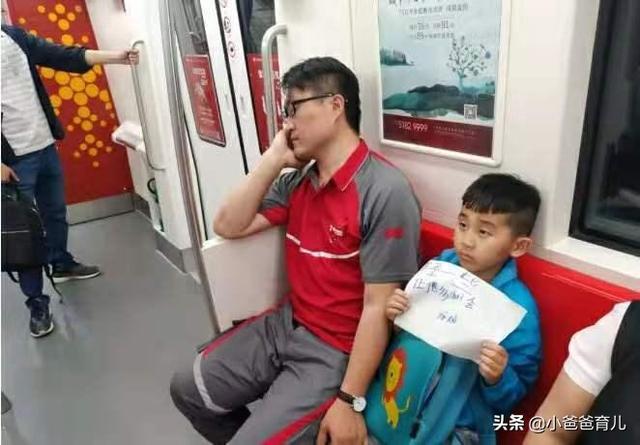 超人也要休息！送貨員爸睡著「兒暖心舉牌」：讓他多睡點　孩子睡時在忙「睡醒卻備好早餐」付出獲回報