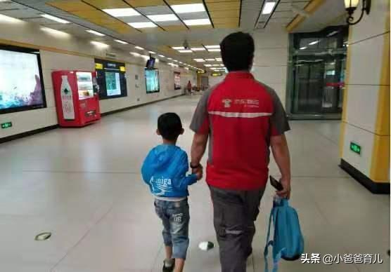 超人也要休息！送貨員爸睡著「兒暖心舉牌」：讓他多睡點　孩子睡時在忙「睡醒卻備好早餐」付出獲回報
