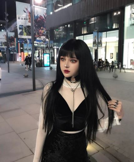 美到不像真人！她化身「行走的暗黑芭比」爆紅全網　一露出「無瑕疵素顏面貌」網驚嘆：沒化妝更正