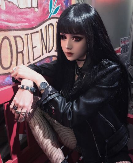 美到不像真人！她化身「行走的暗黑芭比」爆紅全網　一露出「無瑕疵素顏面貌」網驚嘆：沒化妝更正