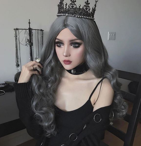 美到不像真人！她化身「行走的暗黑芭比」爆紅全網　一露出「無瑕疵素顏面貌」網驚嘆：沒化妝更正