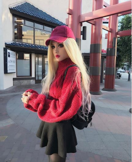 美到不像真人！她化身「行走的暗黑芭比」爆紅全網　一露出「無瑕疵素顏面貌」網驚嘆：沒化妝更正