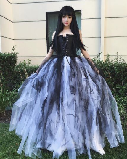 美到不像真人！她化身「行走的暗黑芭比」爆紅全網　一露出「無瑕疵素顏面貌」網驚嘆：沒化妝更正