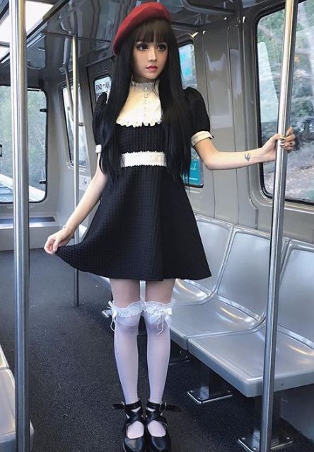 美到不像真人！她化身「行走的暗黑芭比」爆紅全網　一露出「無瑕疵素顏面貌」網驚嘆：沒化妝更正