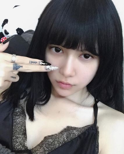 美到不像真人！她化身「行走的暗黑芭比」爆紅全網　一露出「無瑕疵素顏面貌」網驚嘆：沒化妝更正