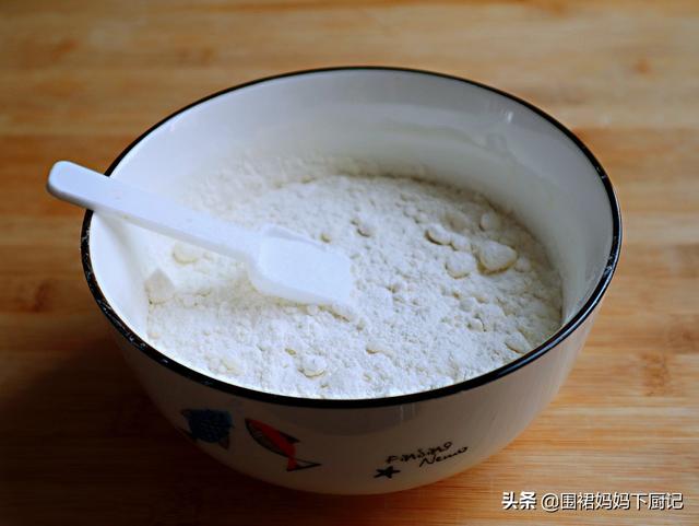 「韭菜盒子」新做法「不和麵不擀皮」出鍋後「外焦里嫩  餡料十足」