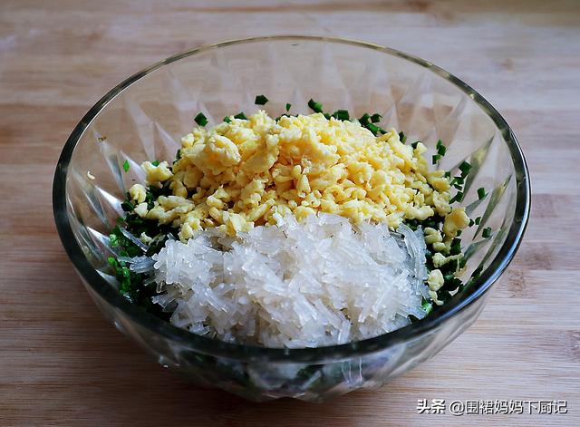 「韭菜盒子」新做法「不和麵不擀皮」出鍋後「外焦里嫩  餡料十足」