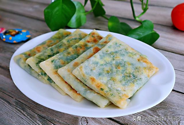 「韭菜盒子」新做法「不和麵不擀皮」出鍋後「外焦里嫩  餡料十足」