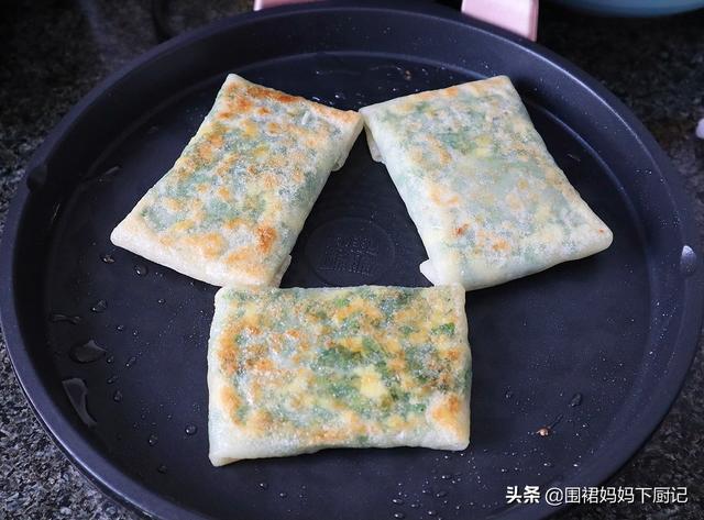 「韭菜盒子」新做法「不和麵不擀皮」出鍋後「外焦里嫩  餡料十足」