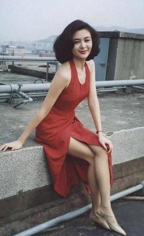 關之琳巔峰期魅力有多大？「年輕舊照大公開」火辣身材一覽無餘，氣質穿衣傾國傾城：難怪香港富豪都喜歡