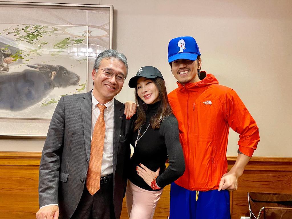 無緣娶17年舊愛！言承旭不躲了「現身密會陳美鳳」　罕見露出燦笑「當對方的貼心小太陽」