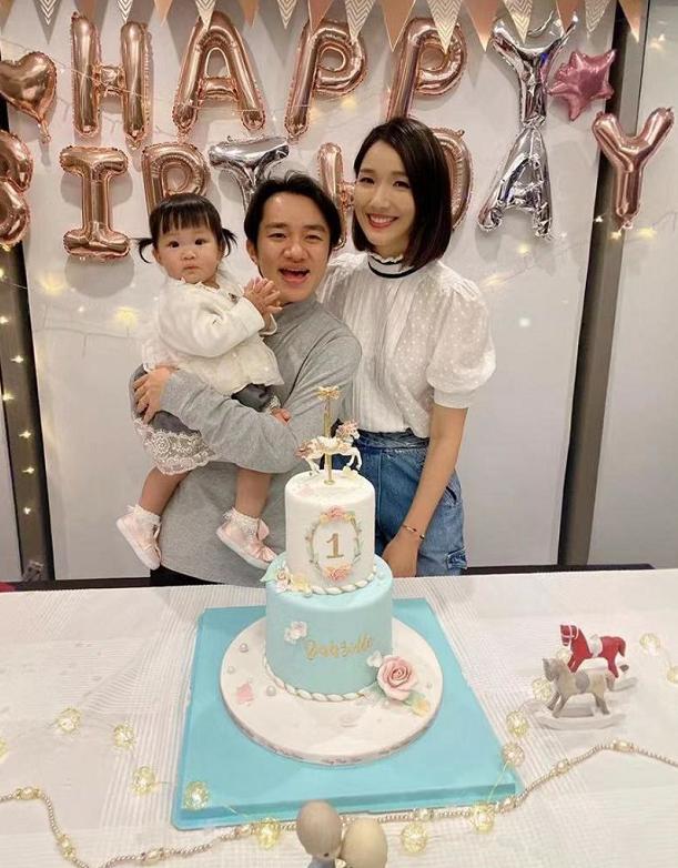 女兒歡慶1歲生日「王祖藍夫婦左右親臉」表情卻淡定　留長髮綁沖天炮「五官神似爸爸」合體畫面超溫馨