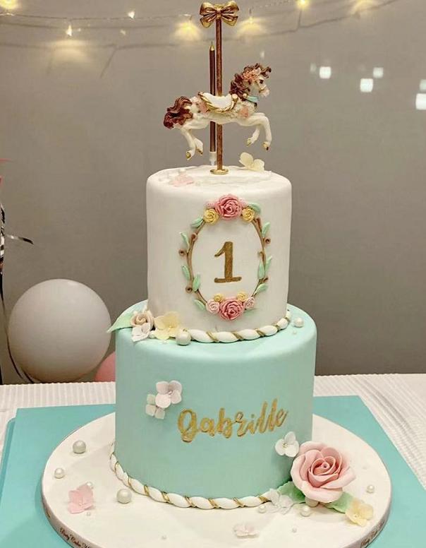 女兒歡慶1歲生日「王祖藍夫婦左右親臉」表情卻淡定　留長髮綁沖天炮「五官神似爸爸」合體畫面超溫馨