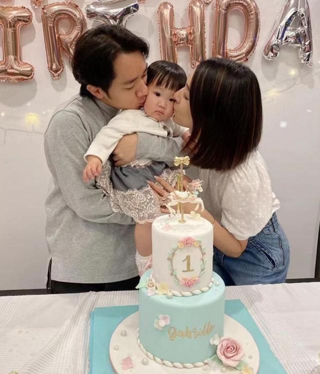 女兒歡慶1歲生日「王祖藍夫婦左右親臉」表情卻淡定　留長髮綁沖天炮「五官神似爸爸」合體畫面超溫馨