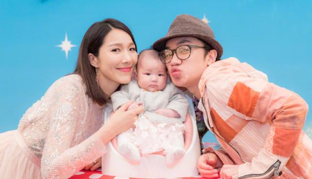 女兒歡慶1歲生日「王祖藍夫婦左右親臉」表情卻淡定　留長髮綁沖天炮「五官神似爸爸」合體畫面超溫馨