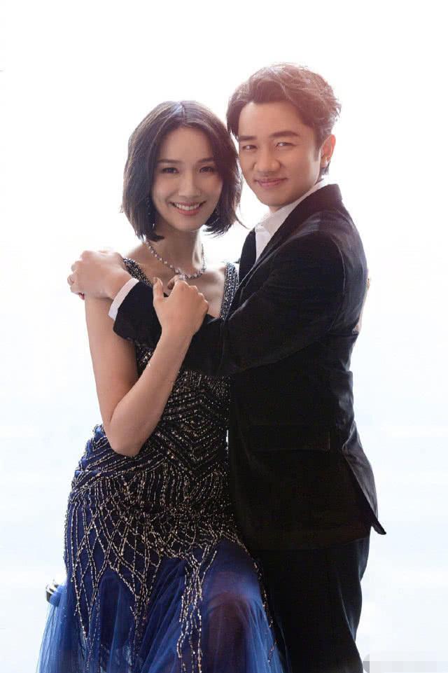 女兒歡慶1歲生日「王祖藍夫婦左右親臉」表情卻淡定　留長髮綁沖天炮「五官神似爸爸」合體畫面超溫馨