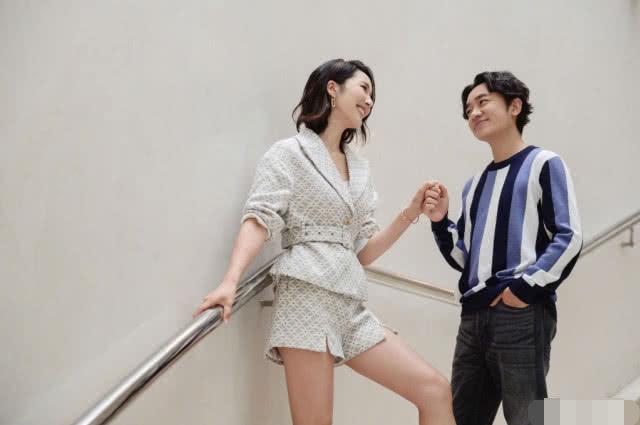 女兒歡慶1歲生日「王祖藍夫婦左右親臉」表情卻淡定　留長髮綁沖天炮「五官神似爸爸」合體畫面超溫馨