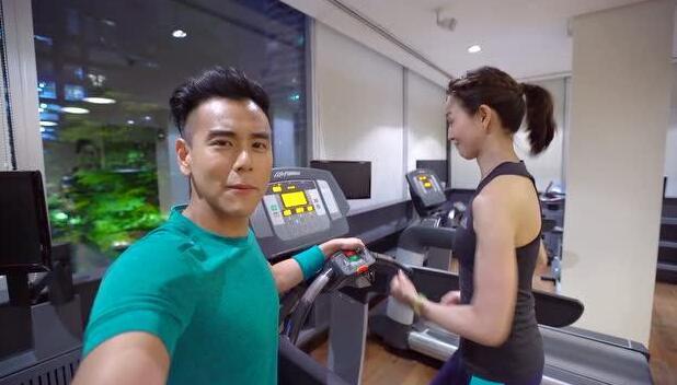 彭于晏健身時到底有多帥？看一旁張鈞甯滿眼放光的樣子，網友：在一起吧