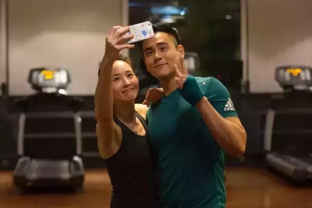 彭于晏健身時到底有多帥？看一旁張鈞甯滿眼放光的樣子，網友：在一起吧