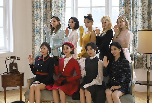 像從童話走出來！子瑜「神還原《美女與野獸》貝兒」　下秒「沉思絕美畫面」粉絲戀愛：公主大人❤