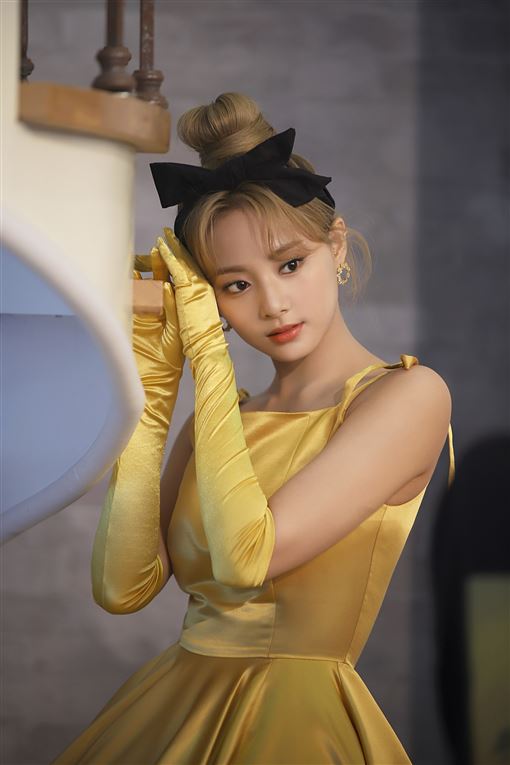 像從童話走出來！子瑜「神還原《美女與野獸》貝兒」　下秒「沉思絕美畫面」粉絲戀愛：公主大人❤