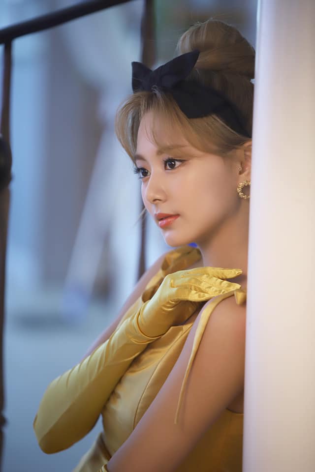 像從童話走出來！子瑜「神還原《美女與野獸》貝兒」　下秒「沉思絕美畫面」粉絲戀愛：公主大人❤