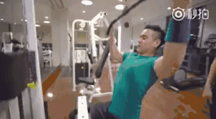 彭于晏健身時到底有多帥？看一旁張鈞甯滿眼放光的樣子，網友：在一起吧