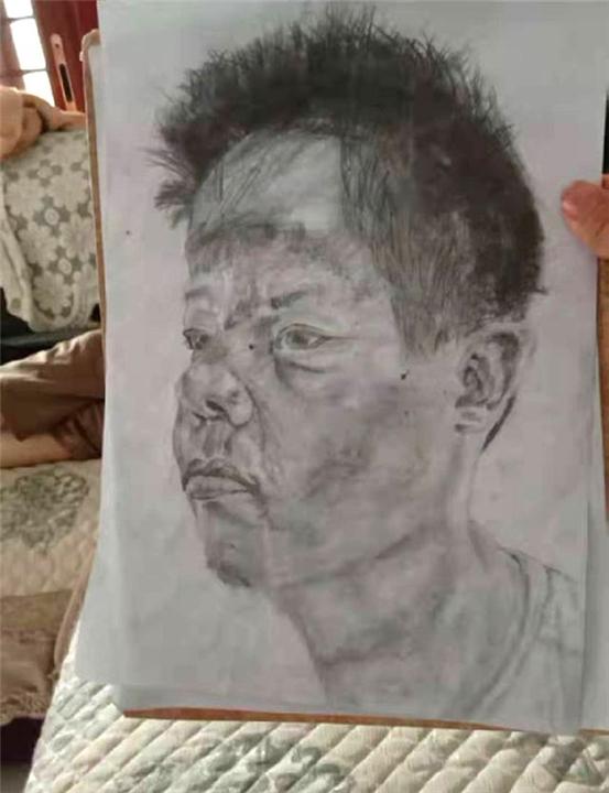小朋友「畫爸爸得獎」回家反被罵！爸爸「覺得自己被畫歪」狂碎念　媽媽一看笑噴：明明畫超像！