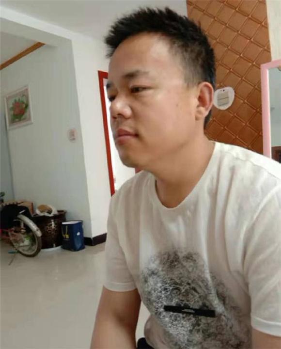 小朋友「畫爸爸得獎」回家反被罵！爸爸「覺得自己被畫歪」狂碎念　媽媽一看笑噴：明明畫超像！