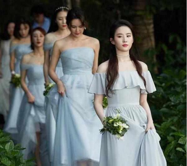有一種伴娘叫劉亦菲!仙氣十足的她每次都「盡力不打扮化淡妝」,當看到她和新娘同框那一刻:氣質不允許低調!