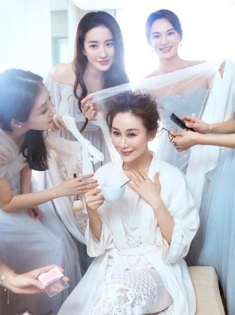 有一種伴娘叫劉亦菲!仙氣十足的她每次都「盡力不打扮化淡妝」,當看到她和新娘同框那一刻:氣質不允許低調!