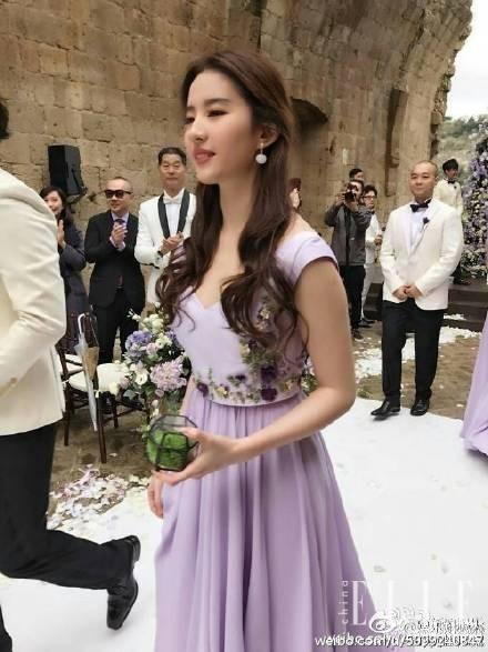 有一種伴娘叫劉亦菲!仙氣十足的她每次都「盡力不打扮化淡妝」,當看到她和新娘同框那一刻:氣質不允許低調!