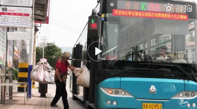 76歲老奶奶為替兒還債數十萬, 8年來每天挑30公斤重扁擔「往返60公里賣菜」,一個小小願望讓債主都淚崩!