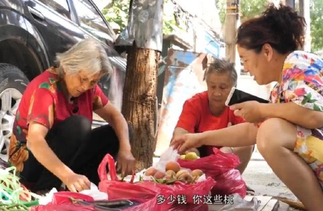 76歲老奶奶為替兒還債數十萬, 8年來每天挑30公斤重扁擔「往返60公里賣菜」,一個小小願望讓債主都淚崩!