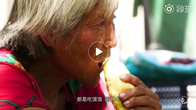 76歲老奶奶為替兒還債數十萬, 8年來每天挑30公斤重扁擔「往返60公里賣菜」,一個小小願望讓債主都淚崩!