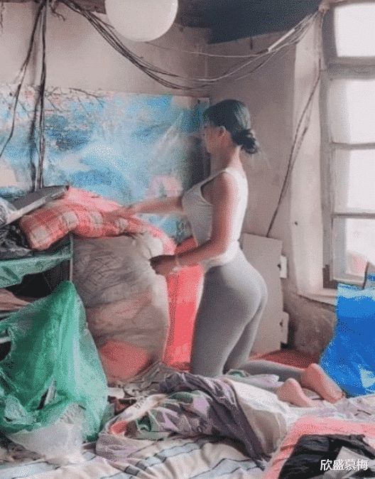 抖音高顏值「女乞丐」火了！身材一流家裡卻破爛不堪，網友心疼放話：我養你啊