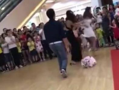 男子商場「單膝下跪」求婚，結果被拒，人群中突然跑來一黑衣女子，大喊：我願意