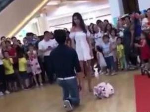 男子商場「單膝下跪」求婚，結果被拒，人群中突然跑來一黑衣女子，大喊：我願意