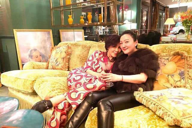  劉嘉玲香港豪宅設宴！裝飾復古奢華「美到讓人驚艷」　「桌上菜色俱全」大方招待不手軟