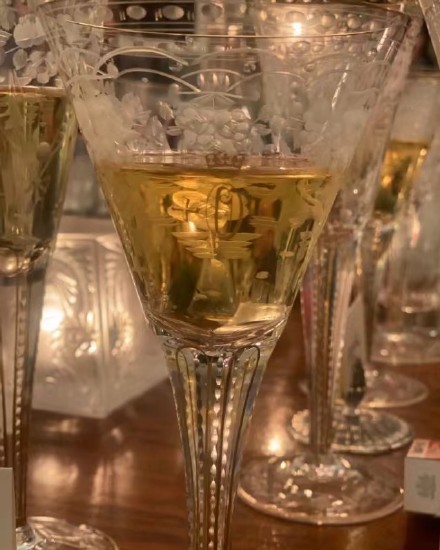  劉嘉玲香港豪宅設宴！裝飾復古奢華「美到讓人驚艷」　「桌上菜色俱全」大方招待不手軟