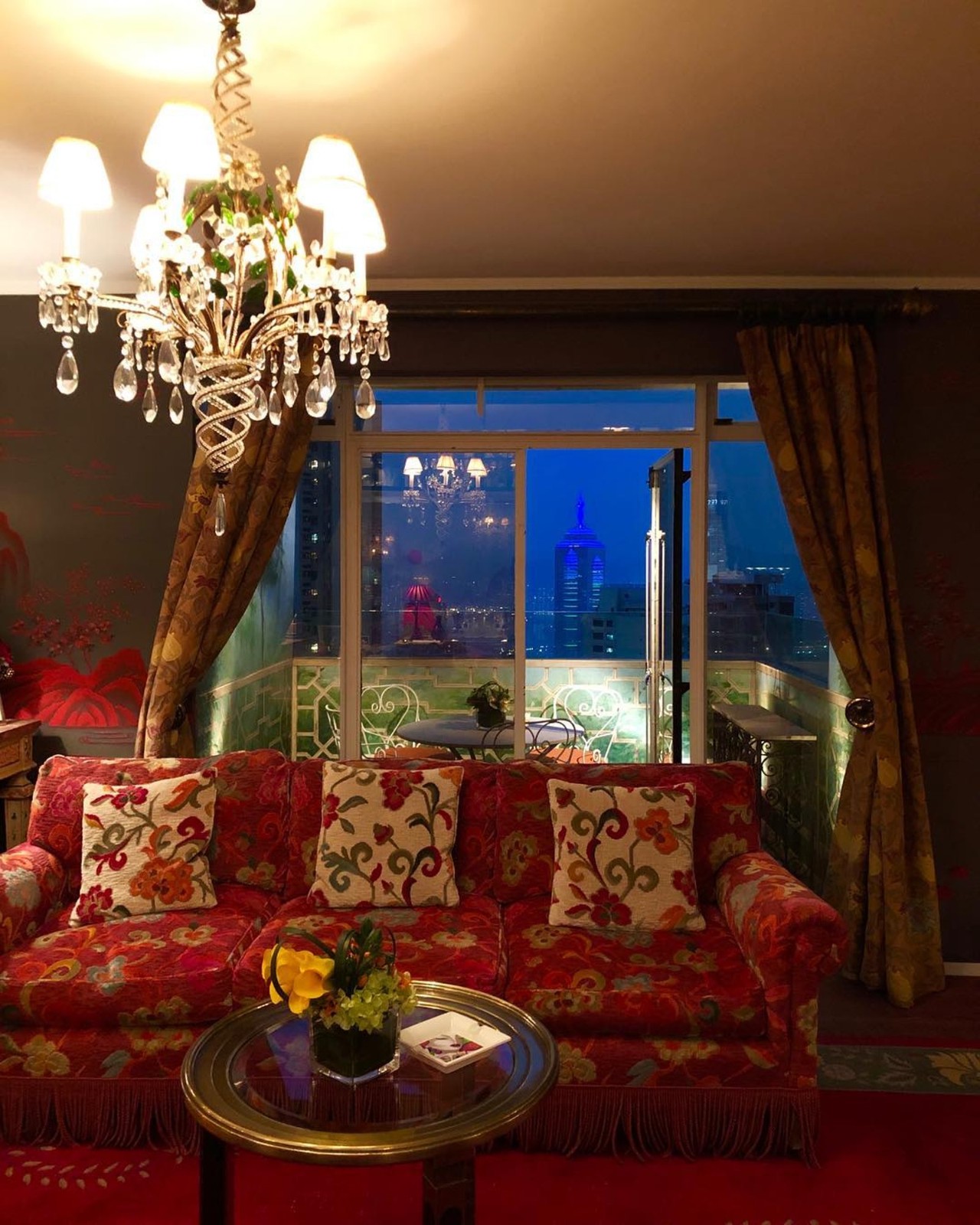  劉嘉玲香港豪宅設宴！裝飾復古奢華「美到讓人驚艷」　「桌上菜色俱全」大方招待不手軟