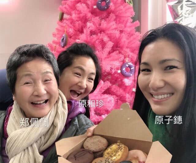 鄭佩佩罕見同框2女兒！母女「眉眼間複製貼上」繼承媽媽神韻　73歲仍神采奕奕