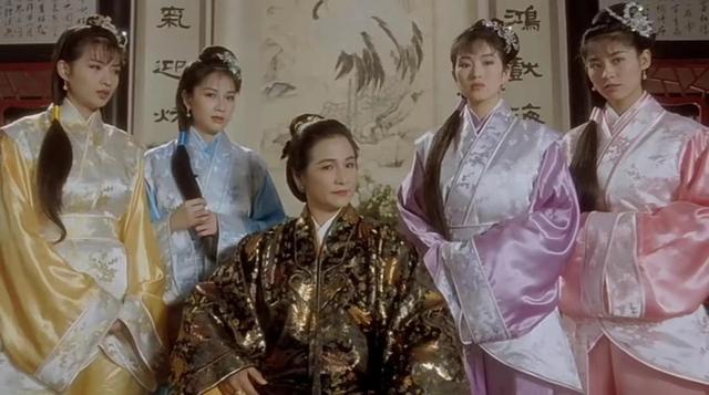 鄭佩佩罕見同框2女兒！母女「眉眼間複製貼上」繼承媽媽神韻　73歲仍神采奕奕